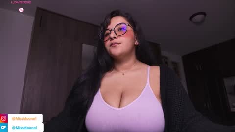 Snapshot of missmoonn chatting on 11.05.25 MissMoon online show from 11.05.25
