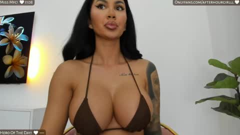 Snapshot of misspinkroom chatting on 04.18.26 Renata online show from 04.18.26