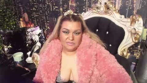 QueenT online show from 11.04.25