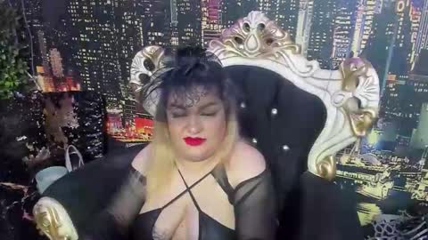 QueenT online show from 11.28.25