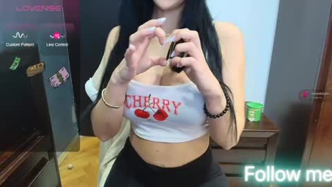 Snapshot of missshinex chatting on 04.28.26 Olivia FOLLOW ME TO GET Thumb UP me please its important online show from 04.28.26