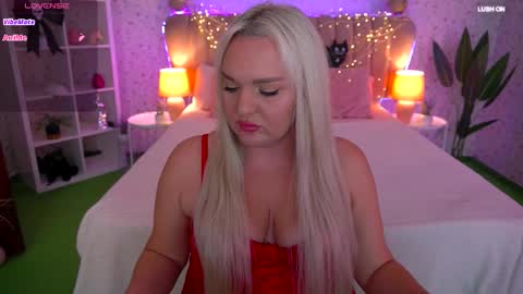 Snapshot of missyymarty chatting on 10.31.25 missyymarty online show from 10.31.25