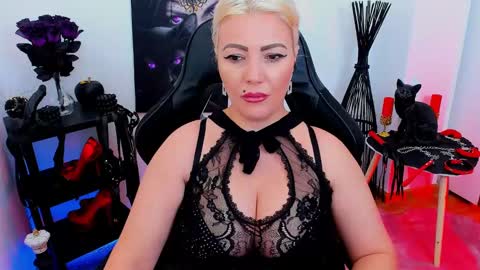 Snapshot of mistress_catsnow chatting on 01.04.25 Miss CatSnow online show from 01.04.25