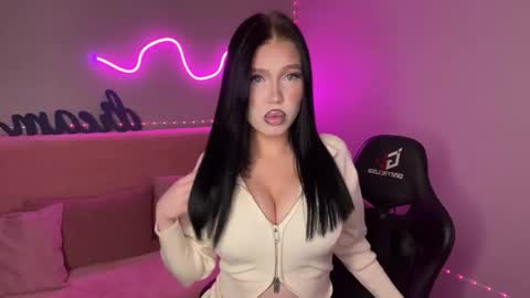 Mia online show from 11.13.25