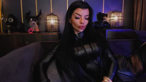 Elenia online show from 12.04.24