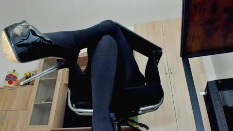 Snapshot of mistressmichelle5 chatting on 05.05.26 YourGoddessM online show from 05.05.26