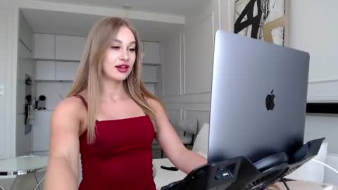 Snapshot of mistressuniverse chatting on 05.11.26 mistressuniverse online show from 05.11.26