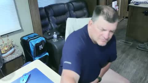 Snapshot of mmmthatsfunnn chatting on 10.05.25 mmmthatsfunnn online show from 10.05.25