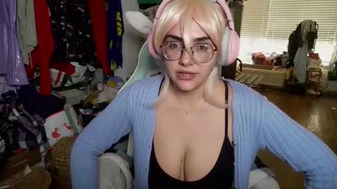 Snapshot of mochi_rainbow chatting on 01.08.25 The Mochi Rainbow Variety Show online show from 01.08.25