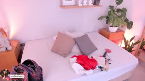 M o L l i E  online show from 02.05.25