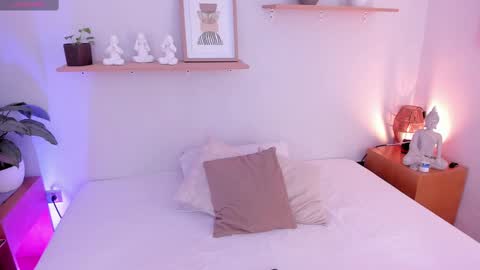 M o L l i E  online show from 02.14.25