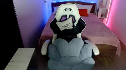 Molly Prvt is open online show from 03.05.25