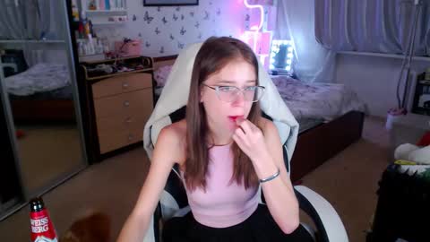 Molly Prvt is open online show from 10.08.25