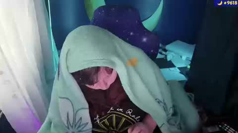 Snapshot of molly_moons chatting on 10.14.25 molly_moons online show from 10.14.25