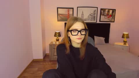 Snapshot of mollydangerous chatting on 12.15.24 Taisha online show from 12.15.24