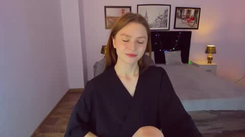 Snapshot of mollydangerous chatting on 12.18.24 Taisha online show from 12.18.24