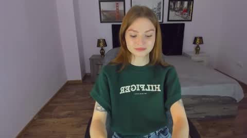 Snapshot of mollydangerous chatting on 12.29.24 Taisha online show from 12.29.24