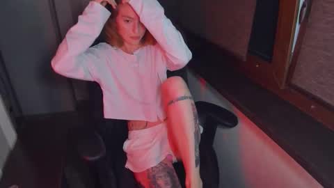 Snapshot of mollydangerous chatting on 09.22.25 Taisha online show from 09.22.25