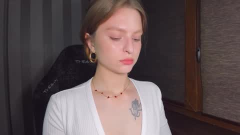 Snapshot of mollydangerous chatting on 10.15.25 Taisha online show from 10.15.25