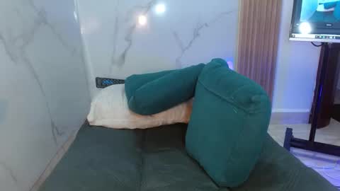  MOLLY  GUNSG online show from 12.16.25