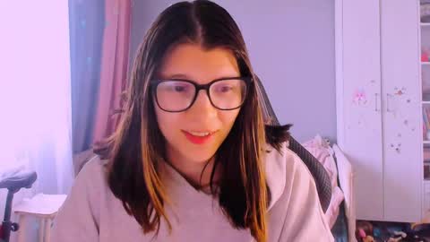 Snapshot of mollylollipop20 chatting on 05.25.26 KIRA online show from 05.25.26
