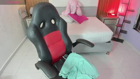 MOLLY online show from 04.17.26