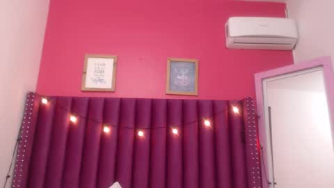 Snapshot of mommyissuess_ chatting on 02.26.25 Daphne online show from 02.26.25