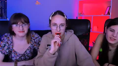 Mona  online show from 11.05.25