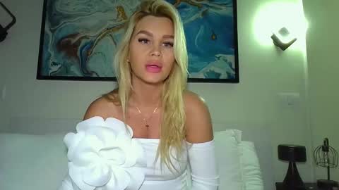 Snapshot of moni_ chatting on 01.22.25 Monica online show from 01.22.25