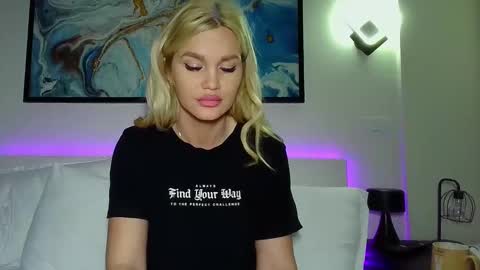 Snapshot of moni_ chatting on 02.22.25 Monica online show from 02.22.25