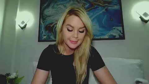 Snapshot of moni_ chatting on 09.29.25 Monica online show from 09.29.25