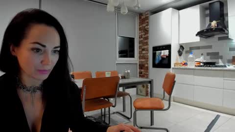 monica_weisss online show from 10.18.25
