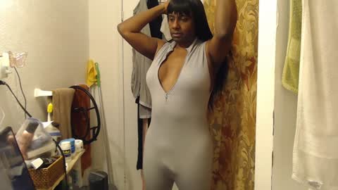 Snapshot of moniquemiles chatting on 02.08.25 Monique Miles online show from 02.08.25