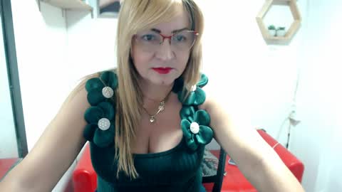 Snapshot of monserrat_diva chatting on 04.21.26 monserrat_diva online show from 04.21.26