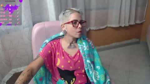 Snapshot of moon_cat85 chatting on 06.20.26 Luna online show from 06.20.26