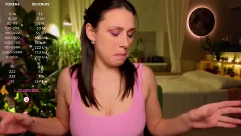 Snapshot of moon_deity chatting on 01.19.25 Luna online show from 01.19.25