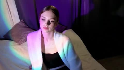 Snapshot of moonlightmaya chatting on 10.19.25 Maya online show from 10.19.25