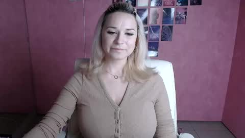 Snapshot of moonsusanna chatting on 06.16.26 Susanna online show from 06.16.26
