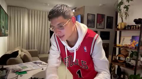 Snapshot of morgan_hiller chatting on 10.28.25   online show from 10.28.25