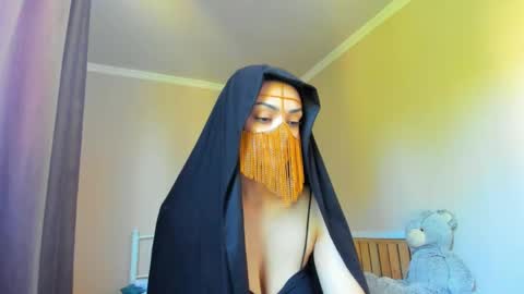 Snapshot of moroccan_diamond_ chatting on 05.25.26 Medina online show from 05.25.26