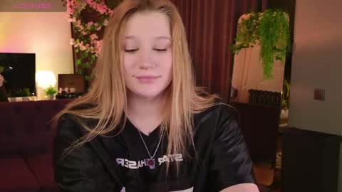 Snapshot of morvelyn chatting on 04.29.26 morvelyn online show from 04.29.26