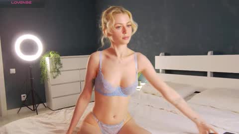 Snapshot of mozaly chatting on 09.13.25 Elizabeth online show from 09.13.25