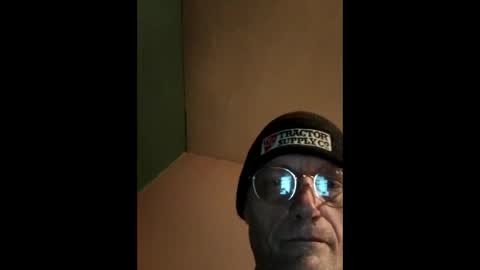 Snapshot of mrnmrsfucks4u2 chatting on 12.21.24 Mrnmrsfucks4u2 online show from 12.21.24