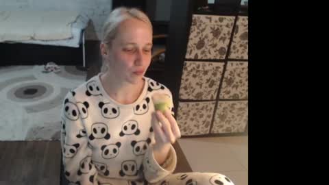 Snapshot of mrsluck chatting on 04.19.26 Sasha online show from 04.19.26