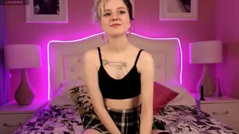 Lina  Help me to reach 100 thumbs up  online show from 11.23.25