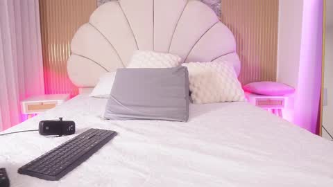 Snapshot of mssburbuja chatting on 11.20.25 Manuela online show from 11.20.25