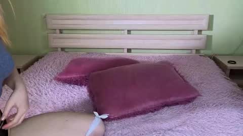 Snapshot of muawallace chatting on 10.19.25 Mia online show from 10.19.25