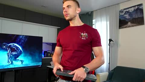 Snapshot of muscularfriend chatting on 05.29.26 Ivan online show from 05.29.26