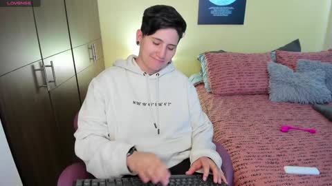 Snapshot of musicayluna chatting on 01.06.25 VALENTINA Luna online show from 01.06.25