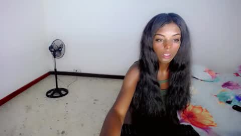 Snapshot of muyfer_latin_ts chatting on 05.18.26 mayfer online show from 05.18.26